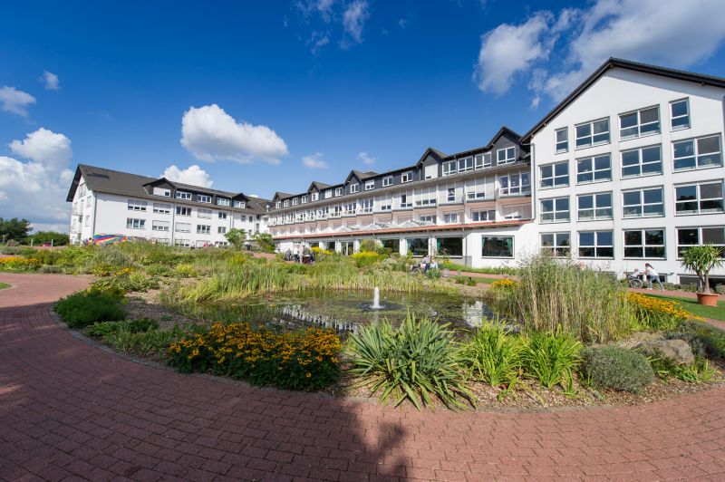 Gartenanlage mit Teich am Alten- und Pflegeheim Blumenhain